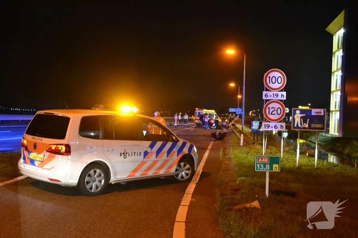 Auto vliegt met hoge snelheid over de kop