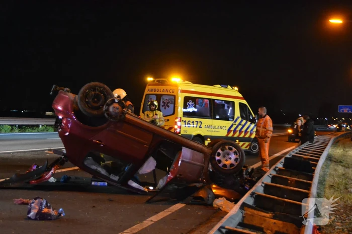 Auto vliegt met hoge snelheid over de kop