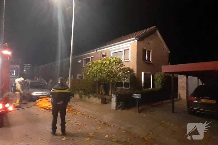Brandweer blust brand in woning