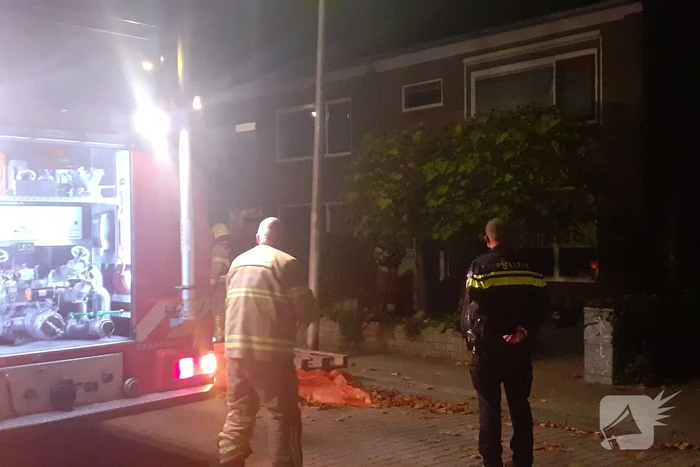 Brandweer blust brand in woning