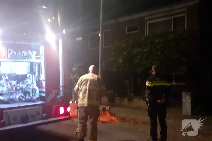 Brandweer blust brand in woning