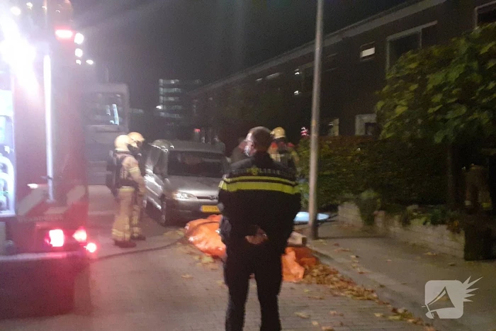 Brandweer blust brand in woning