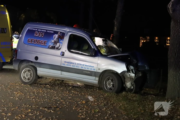 Persoon zwaargewond na botsing tegen boom