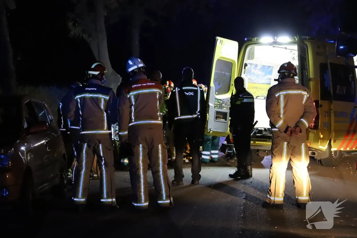 Persoon zwaargewond na botsing tegen boom