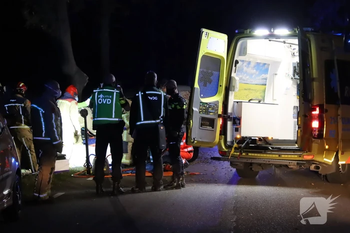 Persoon zwaargewond na botsing tegen boom