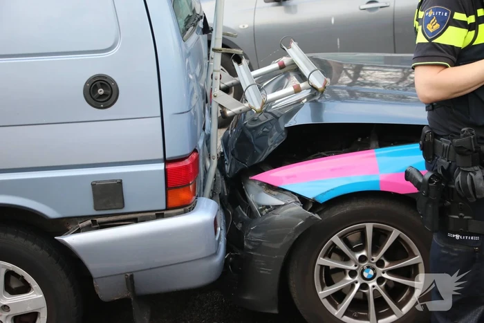 Veel schade bij aanrijding tussen meerdere voertuigen