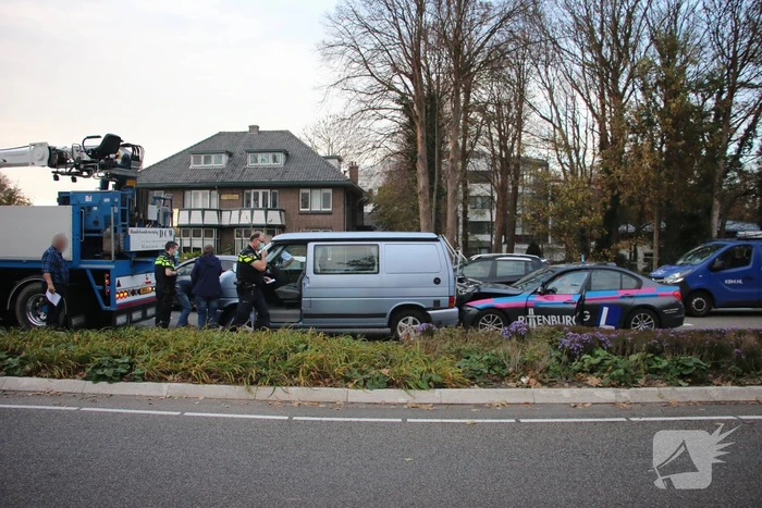 Veel schade bij aanrijding tussen meerdere voertuigen