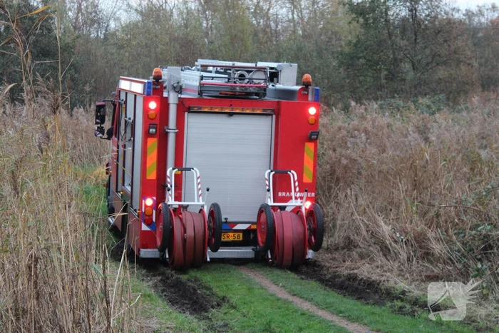 Brandweerwagen rijdt zich vast in modder in natuurgebied