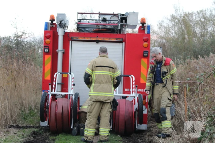 Brandweerwagen rijdt zich vast in modder in natuurgebied