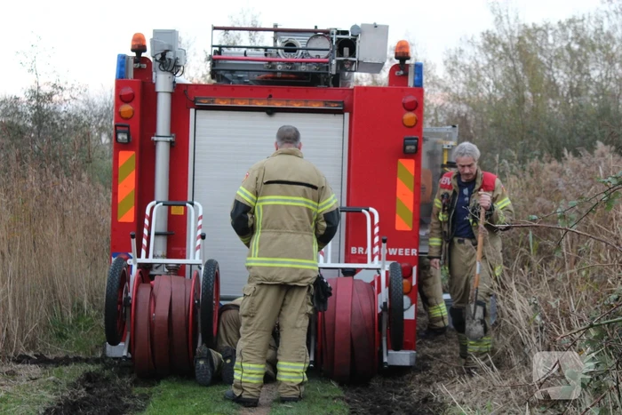 Brandweerwagen rijdt zich vast in modder in natuurgebied