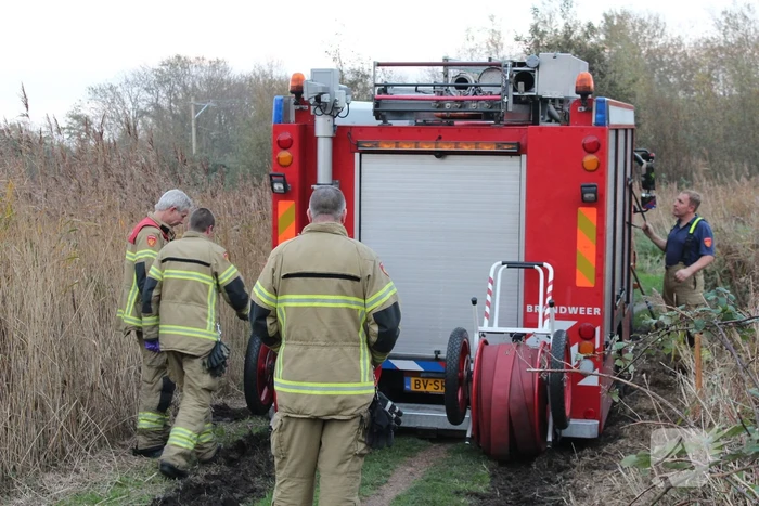 Brandweerwagen rijdt zich vast in modder in natuurgebied
