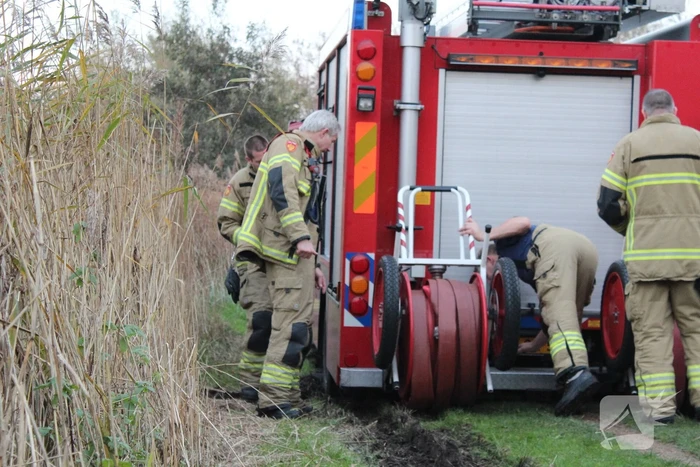 Brandweerwagen rijdt zich vast in modder in natuurgebied