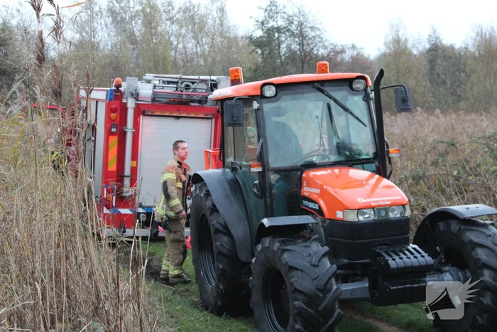 Brandweerwagen rijdt zich vast in modder in natuurgebied