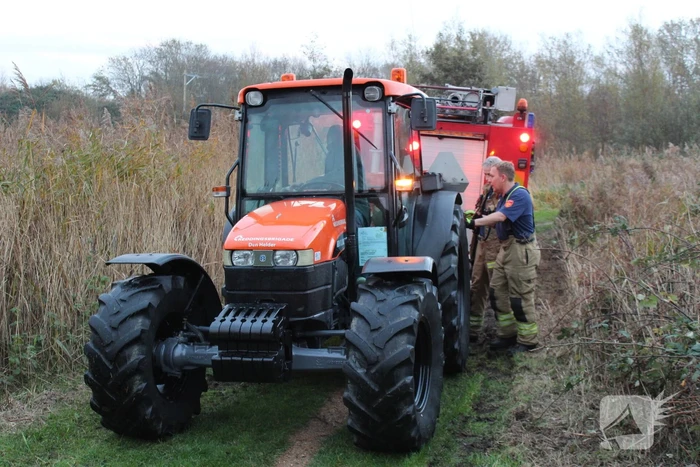 Brandweerwagen rijdt zich vast in modder in natuurgebied