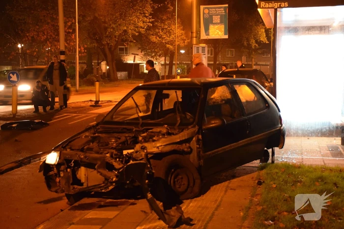 Auto vliegt uit de bocht en raakt lantaarnpaal
