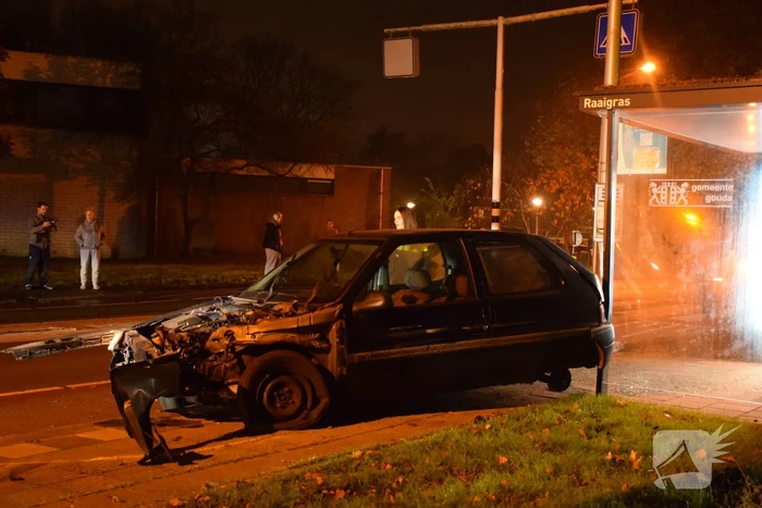 Auto vliegt uit de bocht en raakt lantaarnpaal