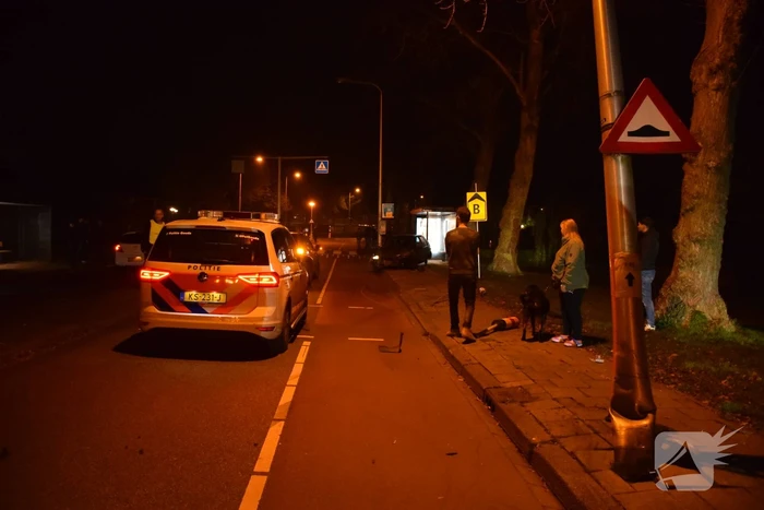 Auto vliegt uit de bocht en raakt lantaarnpaal