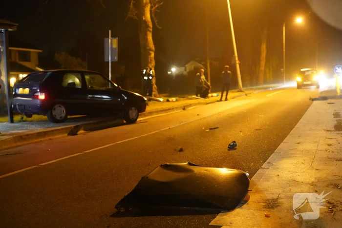 Auto vliegt uit de bocht en raakt lantaarnpaal