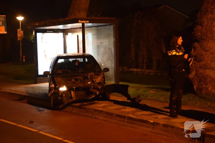 Auto vliegt uit de bocht en raakt lantaarnpaal