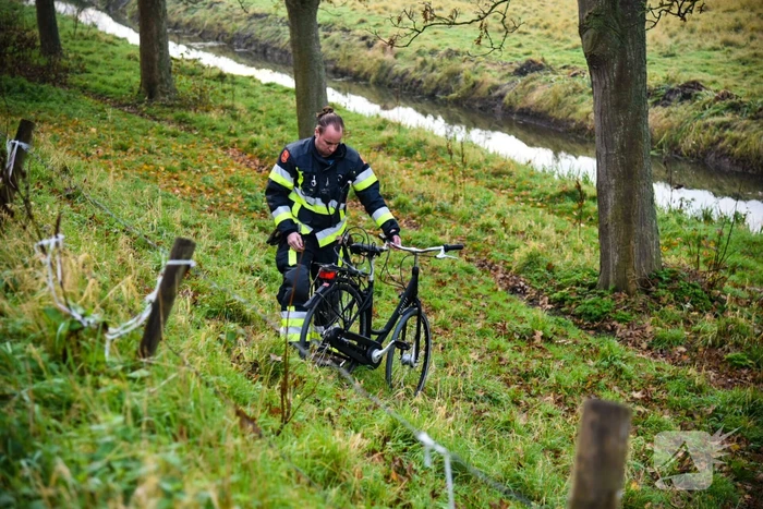 Zoekactie bij sloot na aantreffen van fiets