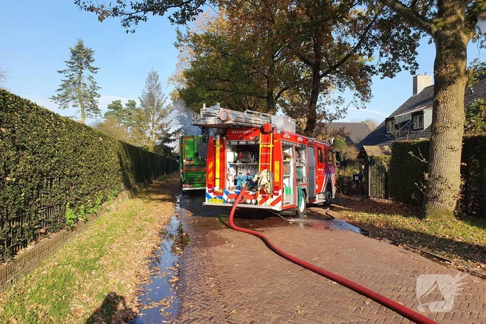 Brandweer blust brand in vuilniswagen