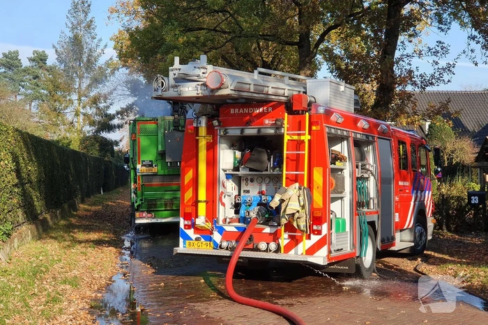 Brandweer blust brand in vuilniswagen