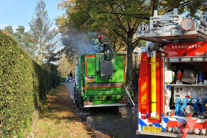 Brandweer blust brand in vuilniswagen