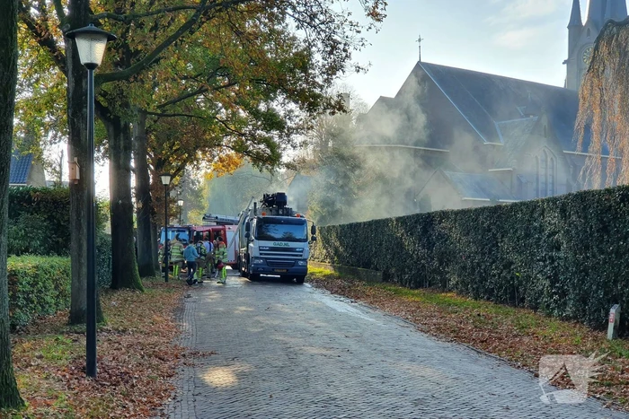 Brandweer blust brand in vuilniswagen