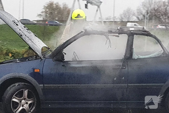 Personenauto brand af op afrit