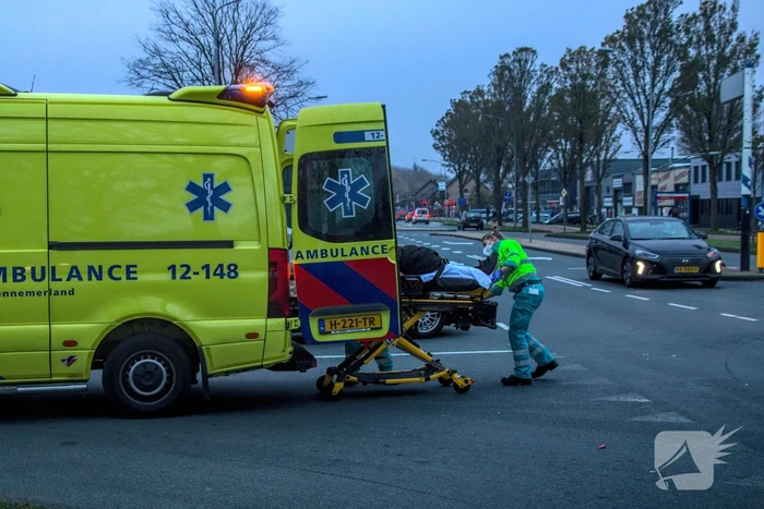 Aanrijding tussen scooter en bestelbus