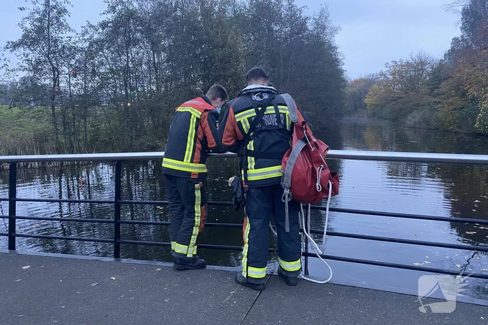Politieagent verliest portofoon in het water