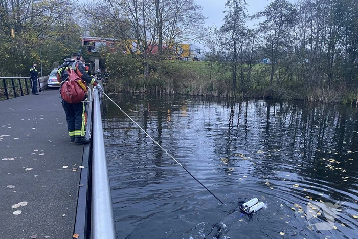 Politieagent verliest portofoon in het water