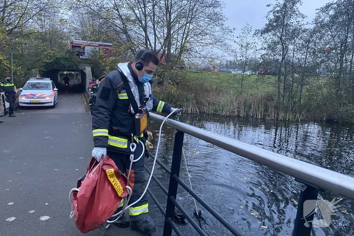 Politieagent verliest portofoon in het water