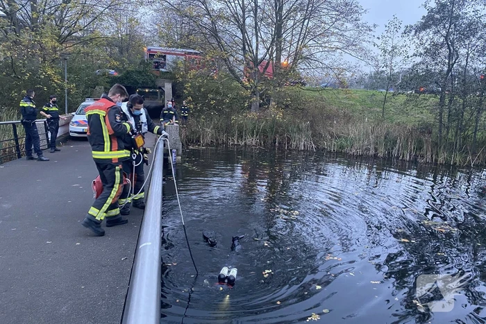 Politieagent verliest portofoon in het water
