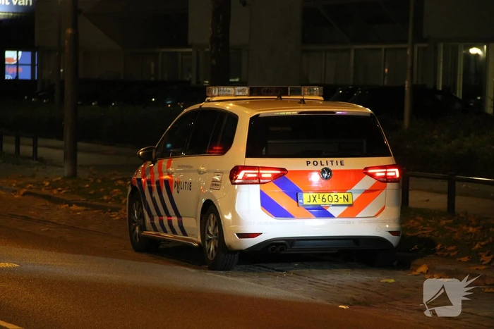 Meiden op brommer botsen op auto