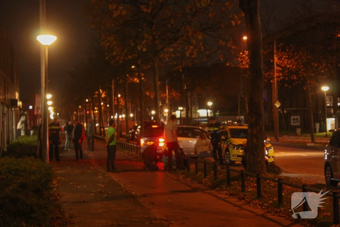 Meiden op brommer botsen op auto