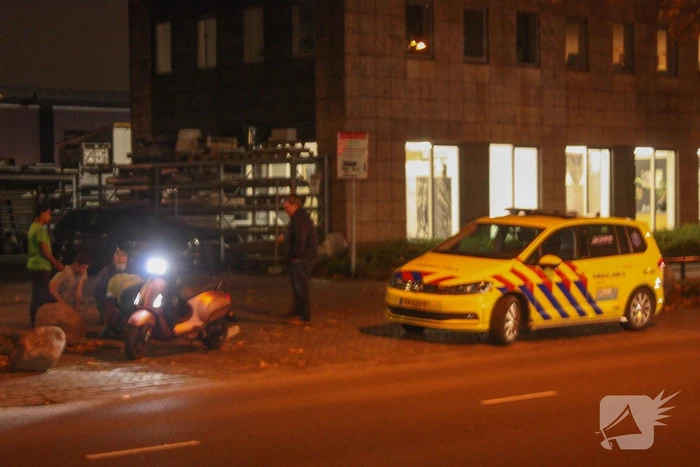 Meiden op brommer botsen op auto