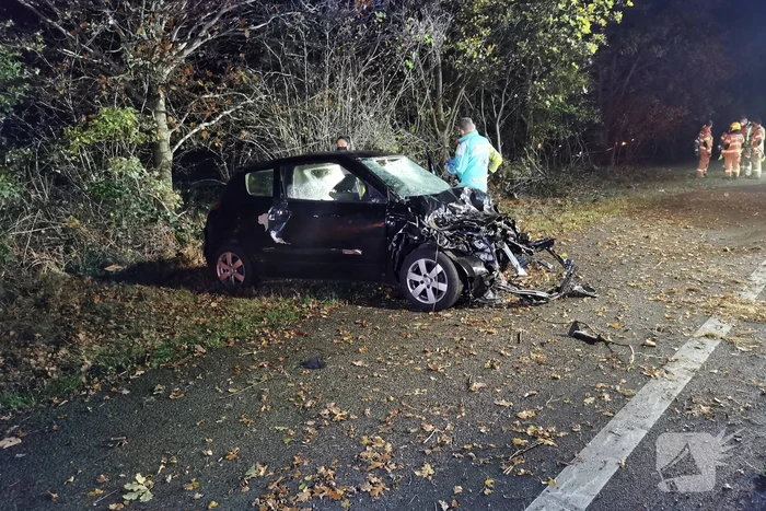 Auto slaat over de kop op snelweg