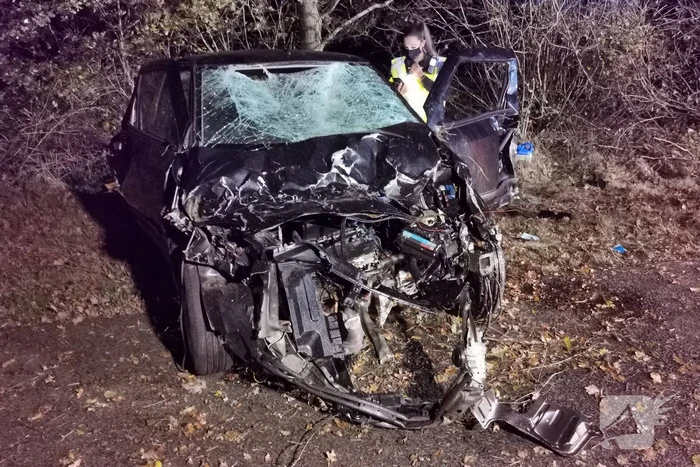 Auto slaat over de kop op snelweg