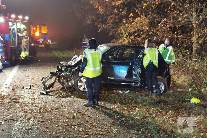 Auto slaat over de kop op snelweg