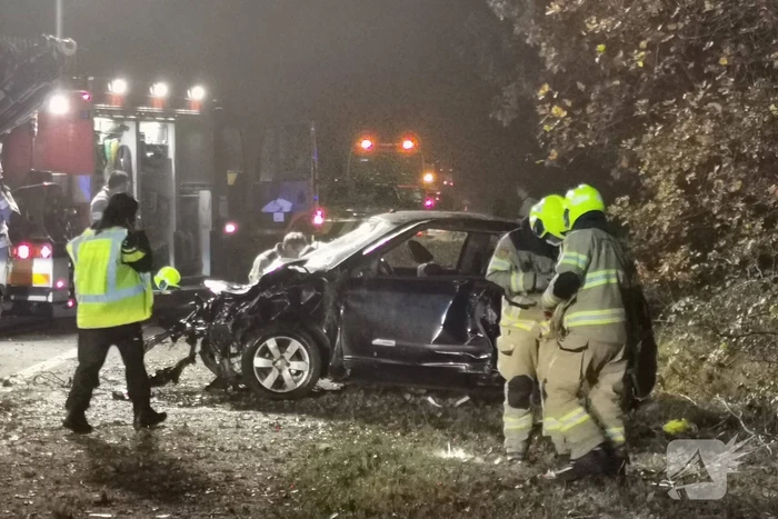 Auto slaat over de kop op snelweg