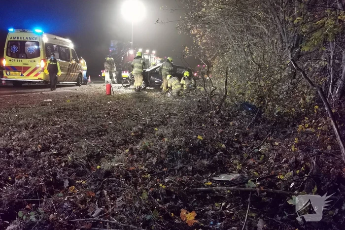 Auto slaat over de kop op snelweg