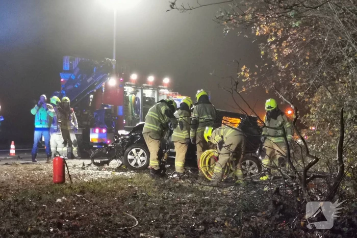 Auto slaat over de kop op snelweg