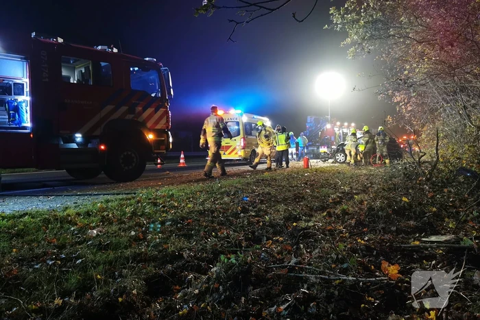 Auto slaat over de kop op snelweg
