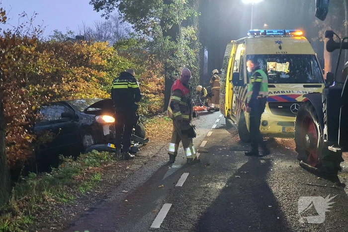 Automobiliste botst frontaal op tractor
