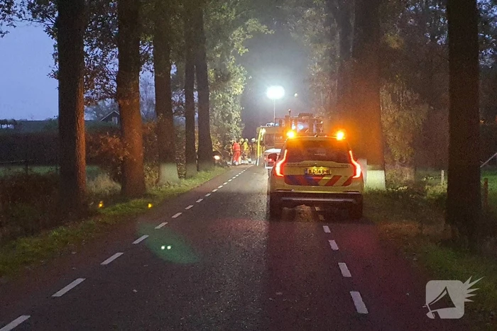 Automobiliste botst frontaal op tractor