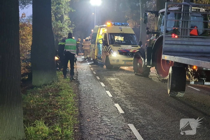 Automobiliste botst frontaal op tractor