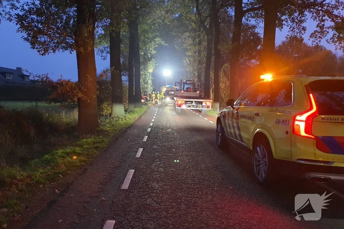 Automobiliste botst frontaal op tractor