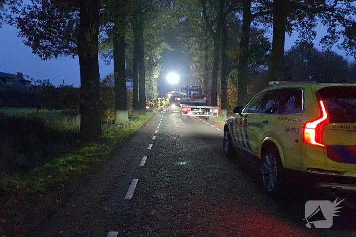 Automobiliste botst frontaal op tractor