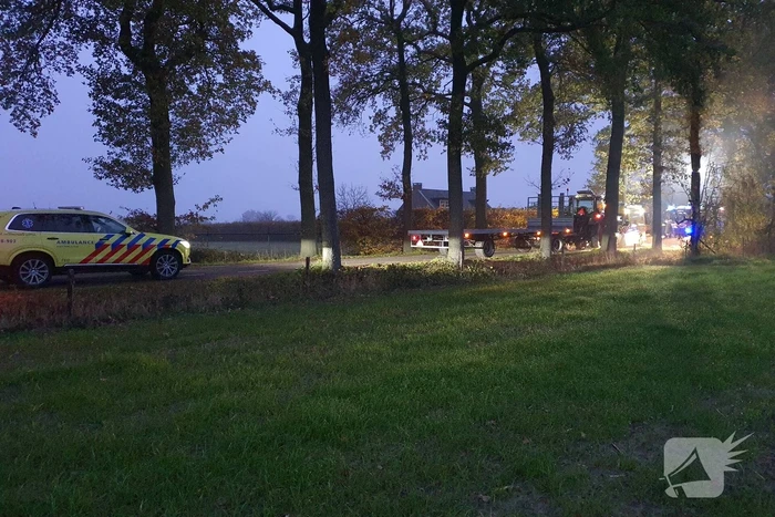 Automobiliste botst frontaal op tractor